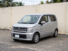 Silver Suzuki Wagon R 2018 kei wagon