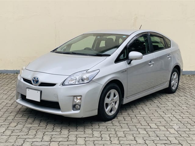 Silver Toyota Prius 2014 hybrid